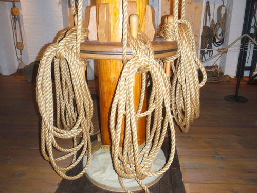 Ropes at the mast.
